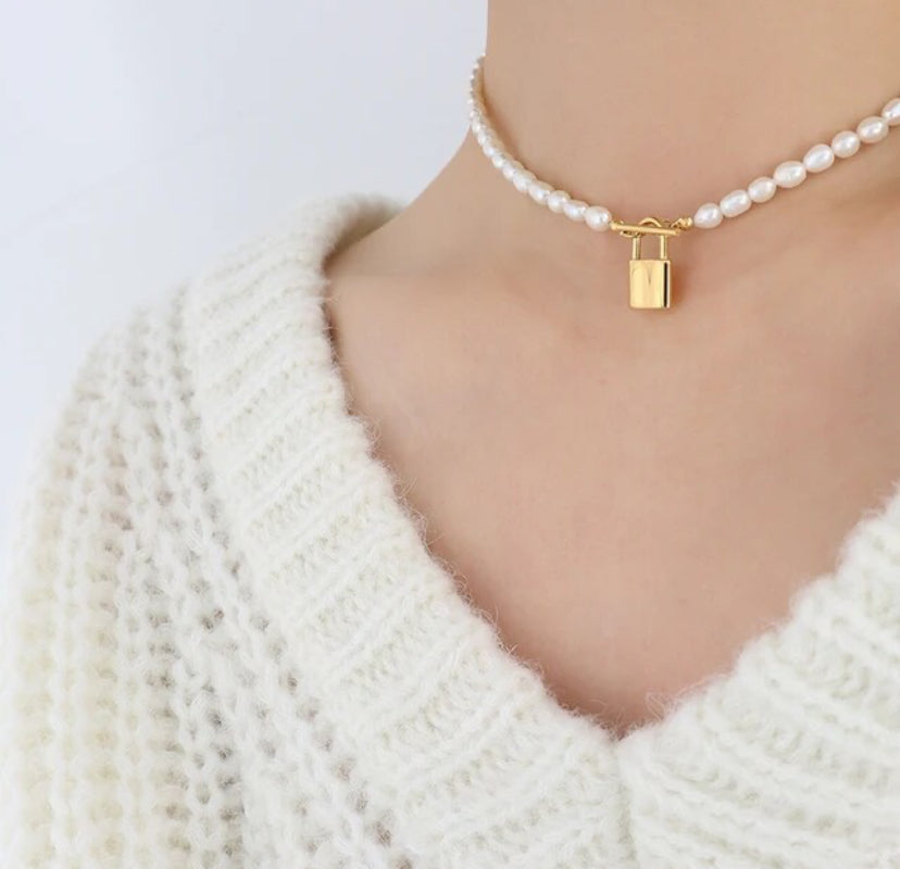 Collar con candado de perlas