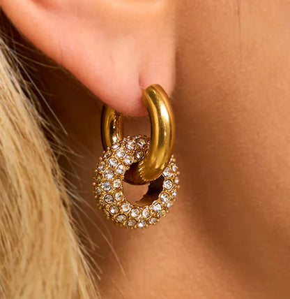 Pendientes Huggie brillantes de Donatella 